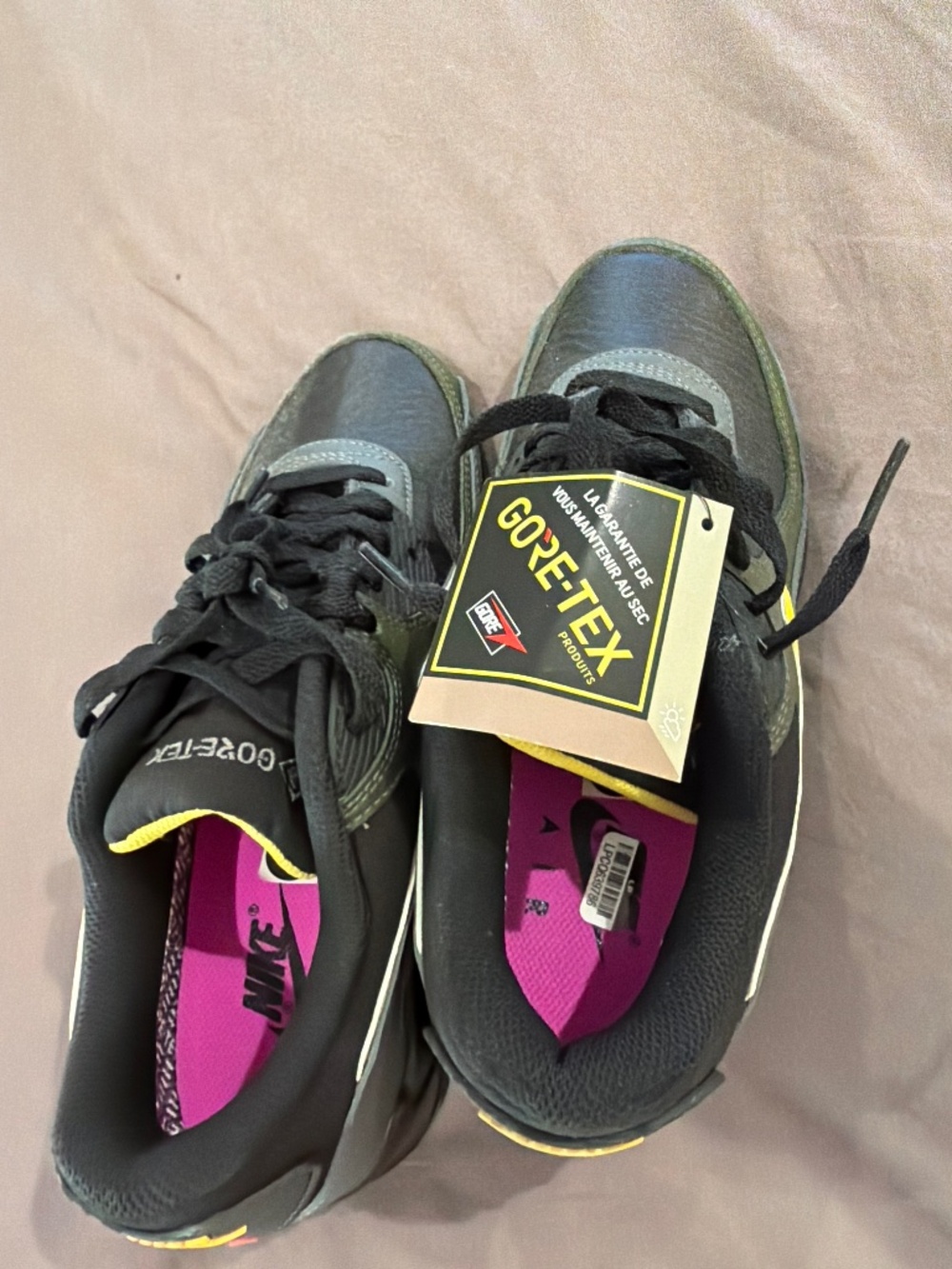 Nike Air Max 90 GORE-TEX Waterproof Sneakers NWT – Men’s 7 / Women’s 8.5